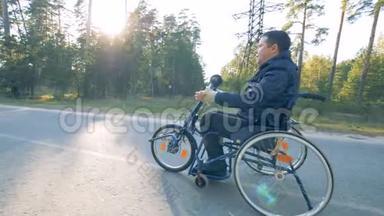 残疾人乘坐轮椅自行车，侧视..